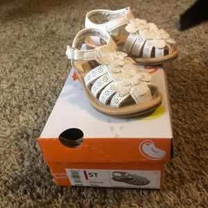 Toddlers sandals never warn